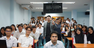 ถ่ายภาพร่วมกัน พี่ยุ้ย TMC อาจารย์ยุ้ย วอนชนก สจล. และนักศึกษาปริญญาตรี